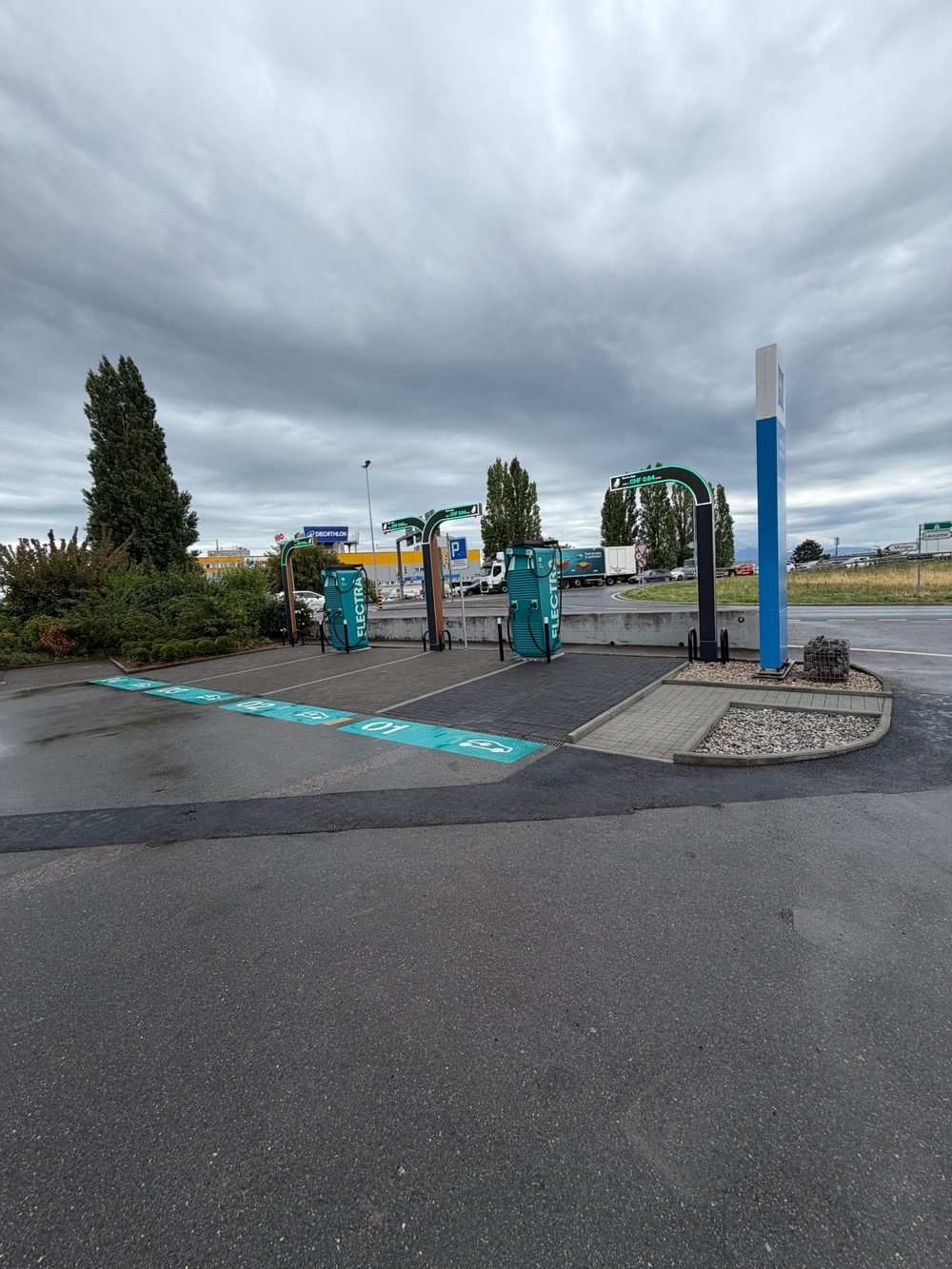Parking terminé avec ses bornes de recharge électrique, vue d'ensemble